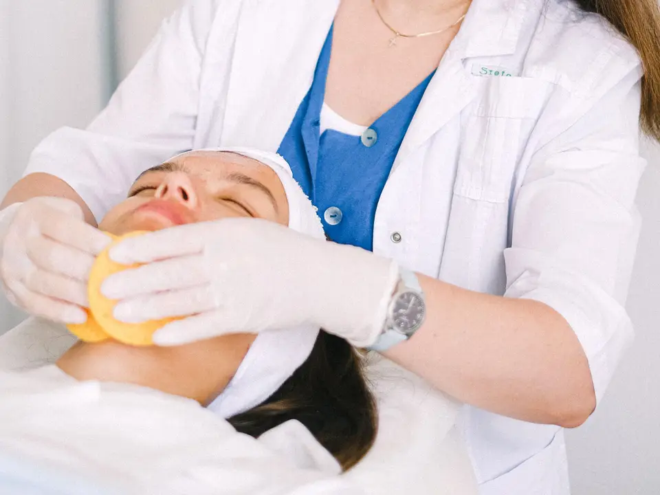 Hard wax for brows and bikini, with pre- and post-soothing gel included.