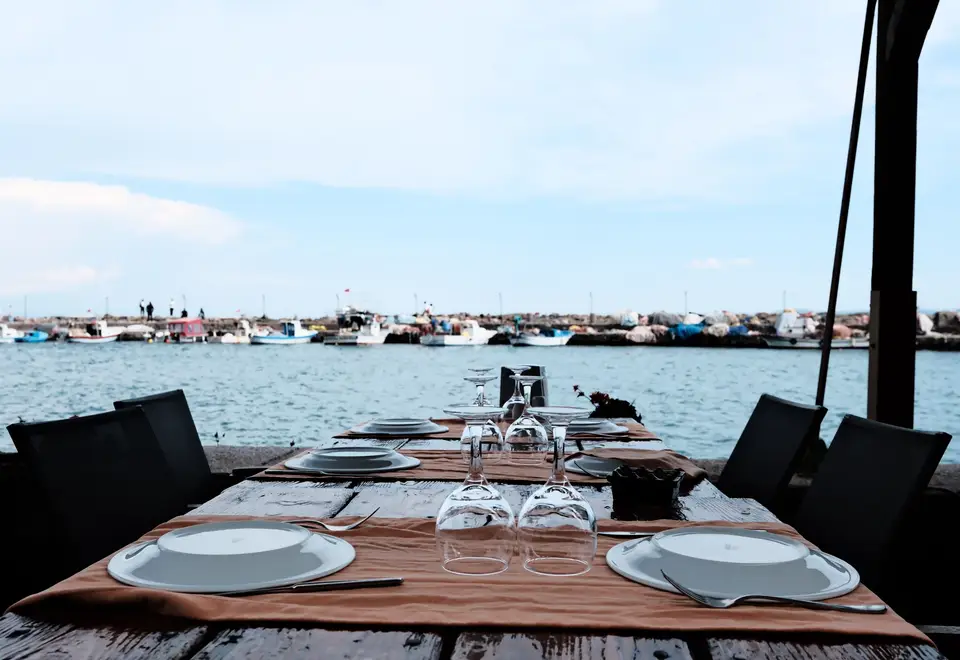 Window seats on the wharf