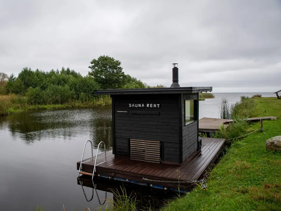 A lakeside sauna hut in Norway