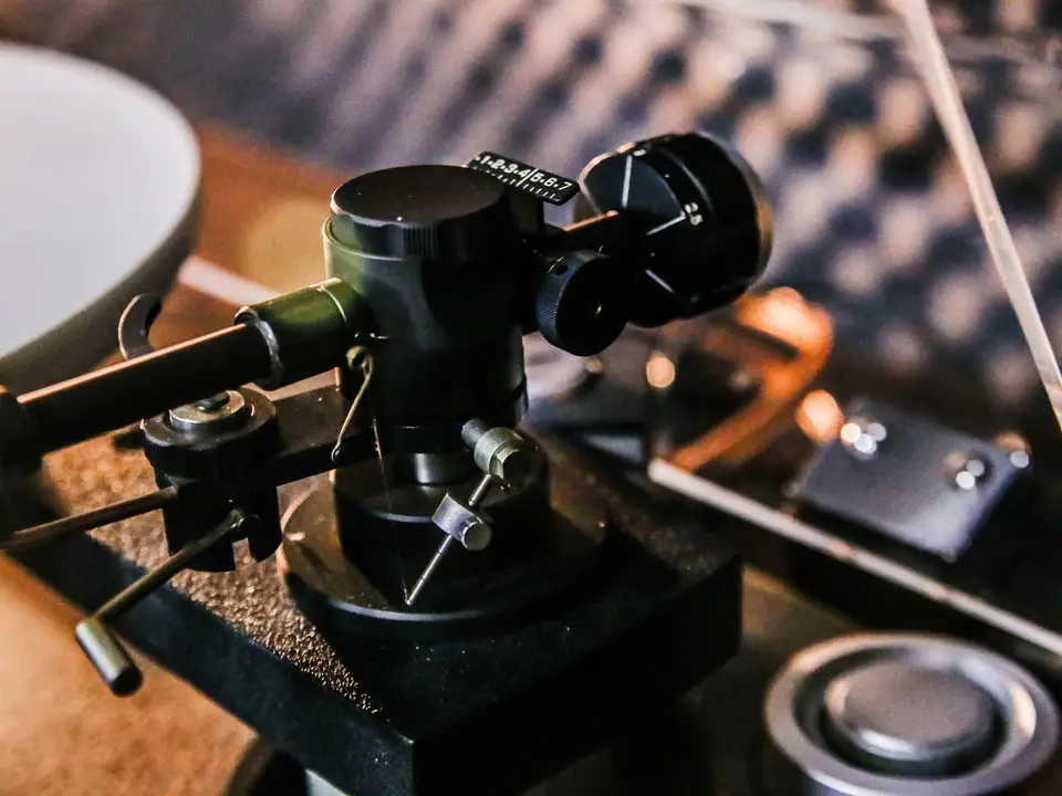Extreme close-up of a turntable tonearm and needle