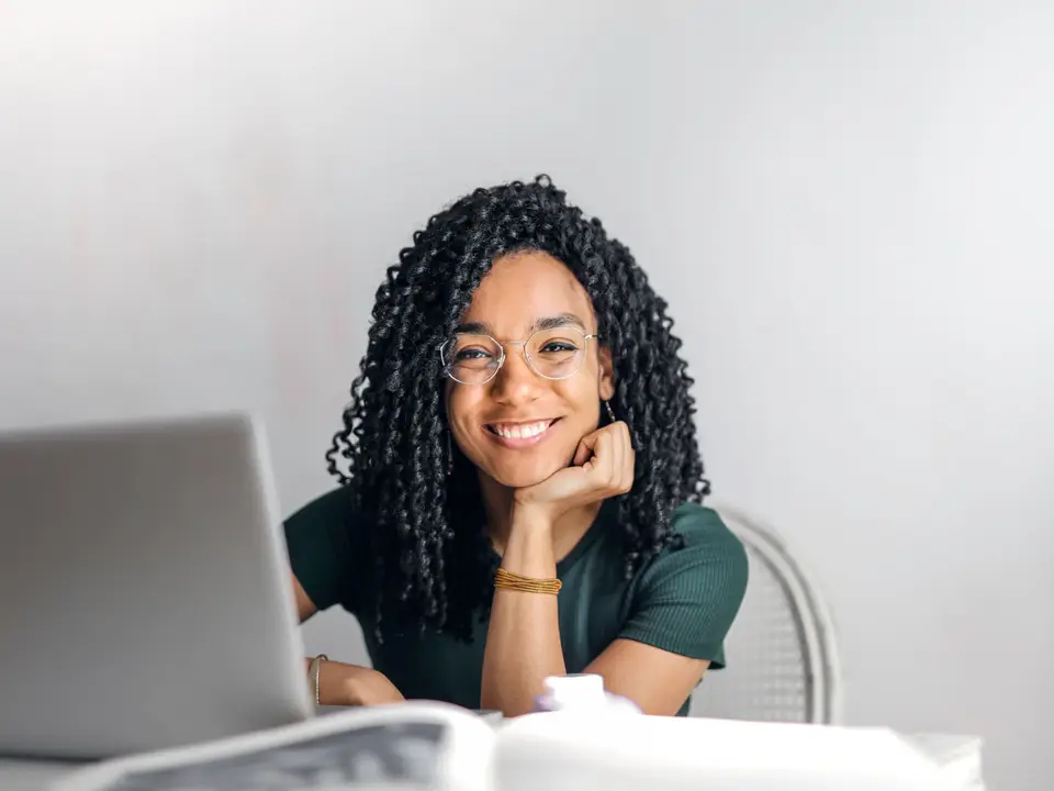 Embedded recruiter coaching hiring managers at a whiteboard