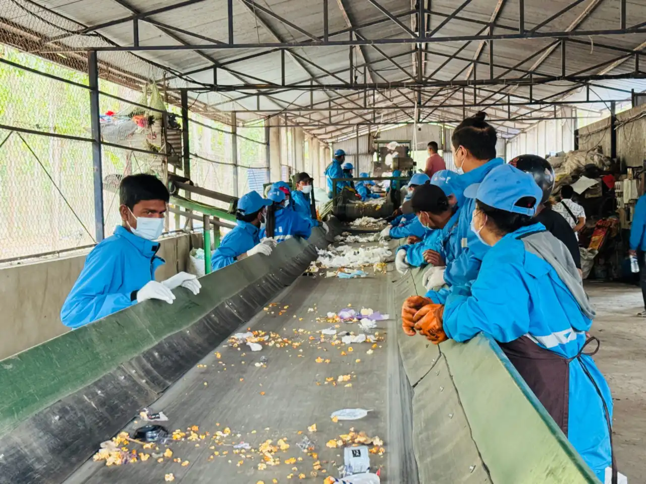 Recycling facility sorting line with conveyor belts