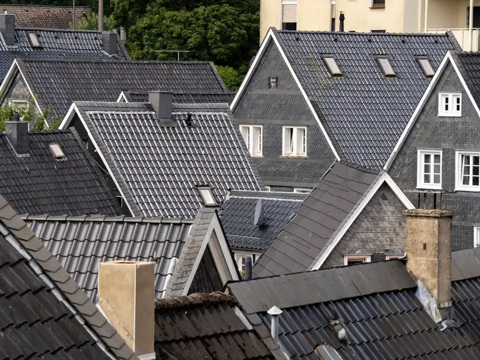 Dark architectural shingles laid in clean courses