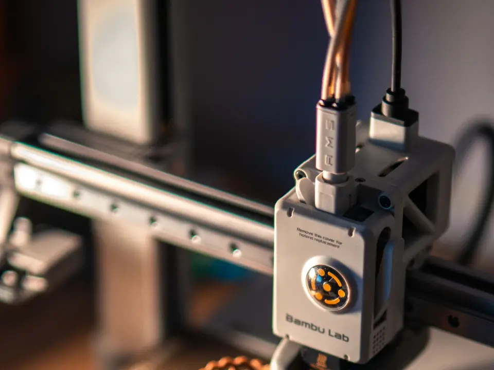 3D printer laying down a plastic part