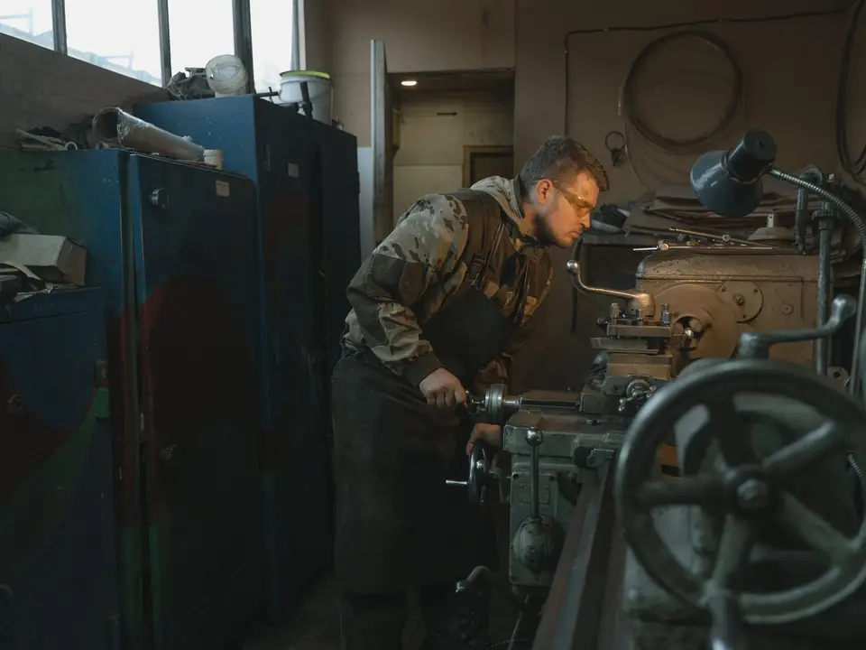 Metal part turning on a workshop lathe